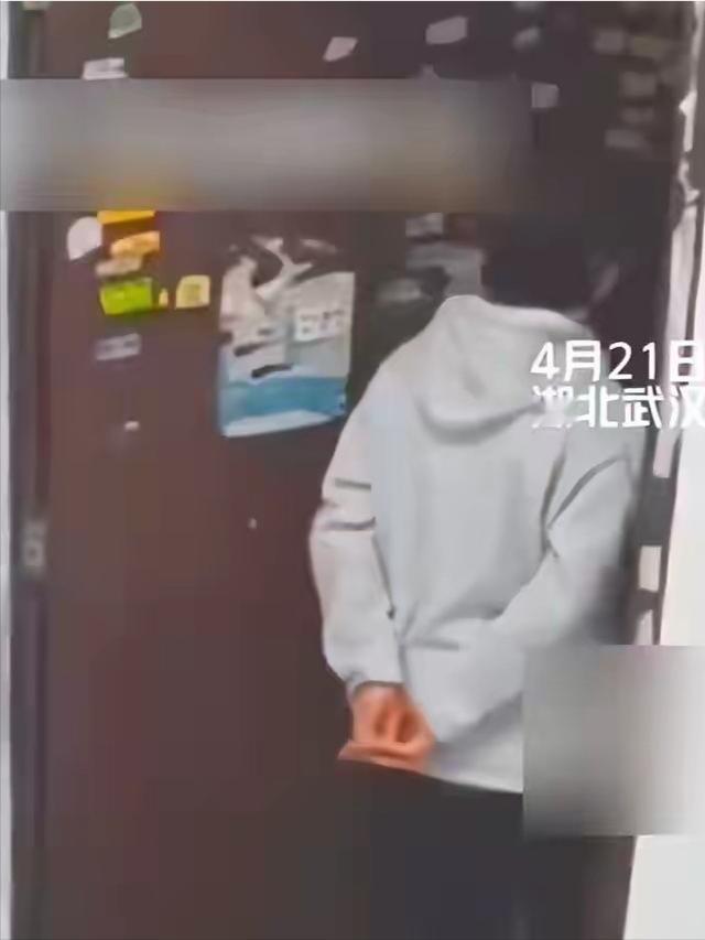 太变态了！湖北武汉，20岁年轻男子垂涎女邻居的美色，不能得手，竟然对她的鞋子下手