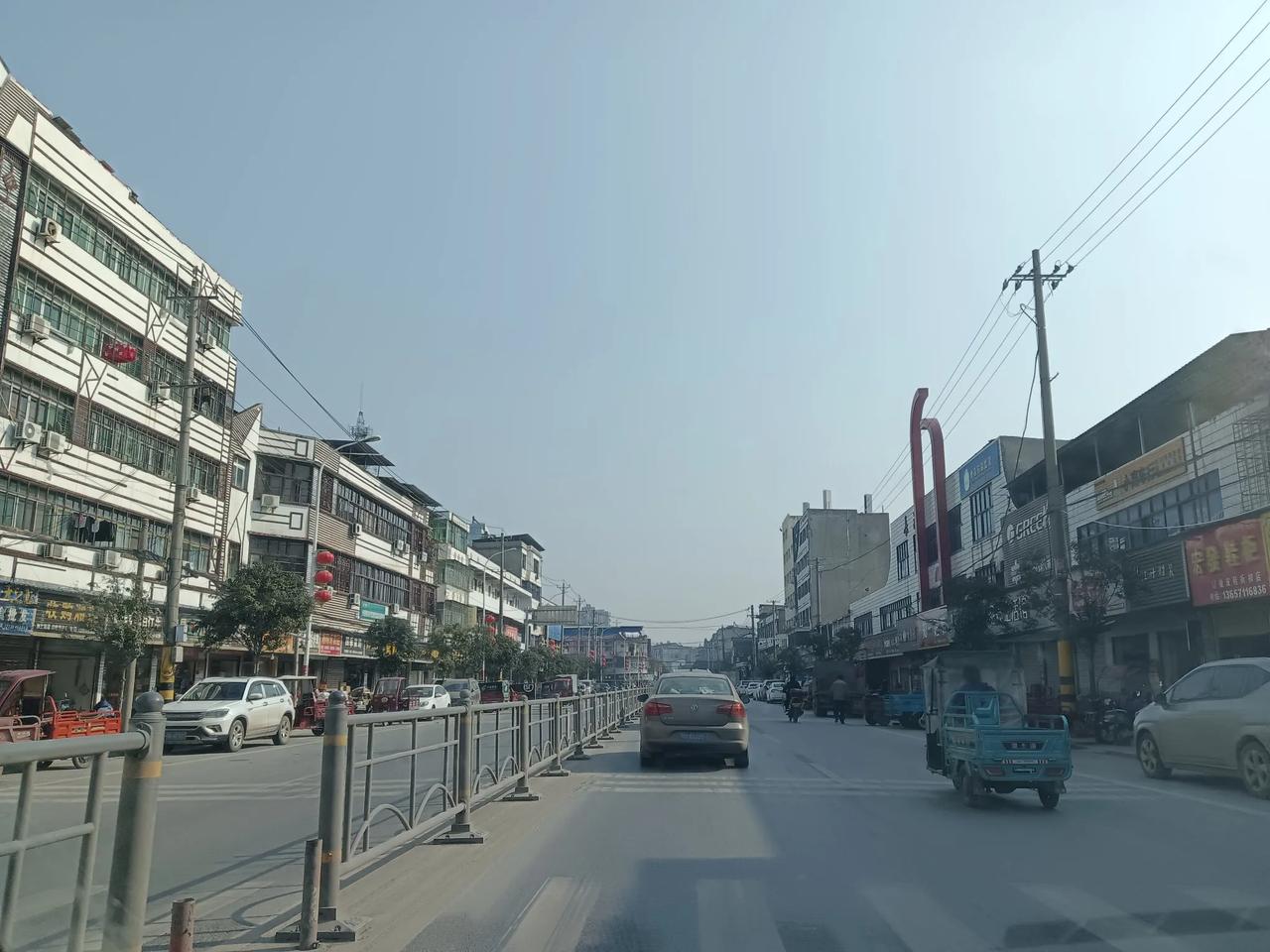 鄂州的长港镇大家来过吗？这是好多年没有变（如下图1、2）。看看这路、房子还是20