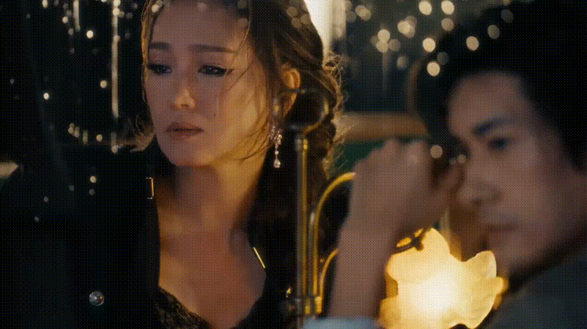 巩俐三十多年拍戏习惯很少看手机巩俐片场只专注角色片场候场本来很容易消磨时间，很多