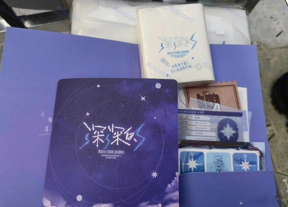 周深做米字星物料发狠忘情了 观星手记里三张卡各有不同，透光卡得拿起来对着光源看，