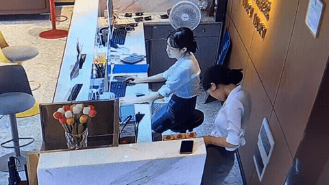 不是吧
这也太吓人了
还好没有伤到
这女的反应也太过度了吧
