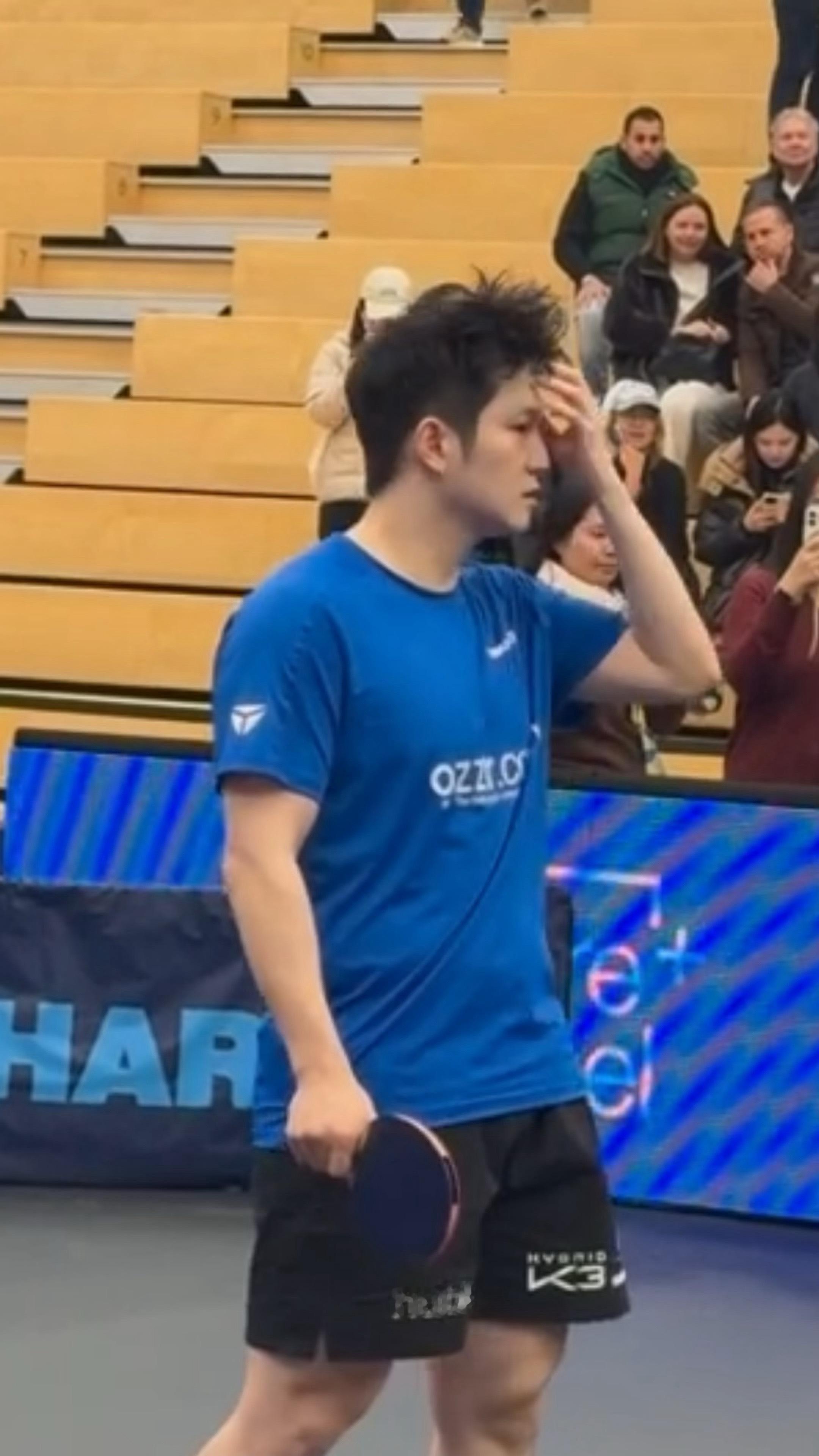 今晚有熬夜两点看鸡窝头的咚咚比赛吗不晓得为啥 他头发怎么乱都可爱