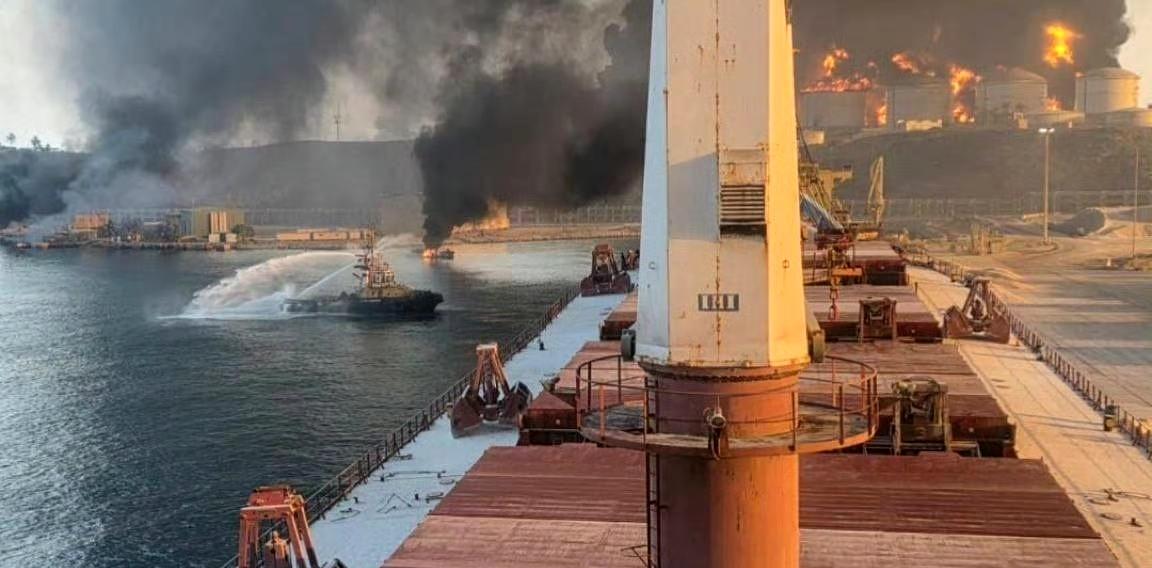 阿曼南部塞拉莱港储油设施遭无人机袭击，导致该港口的燃料罐仍在燃烧。

中国船员拍