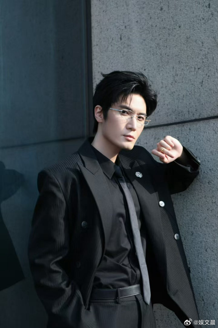 刘海宽跪求刘晓庆演他女朋友 谁还记得蓝曦臣！刘海宽彻底放飞自我，节目里单膝跪地邀