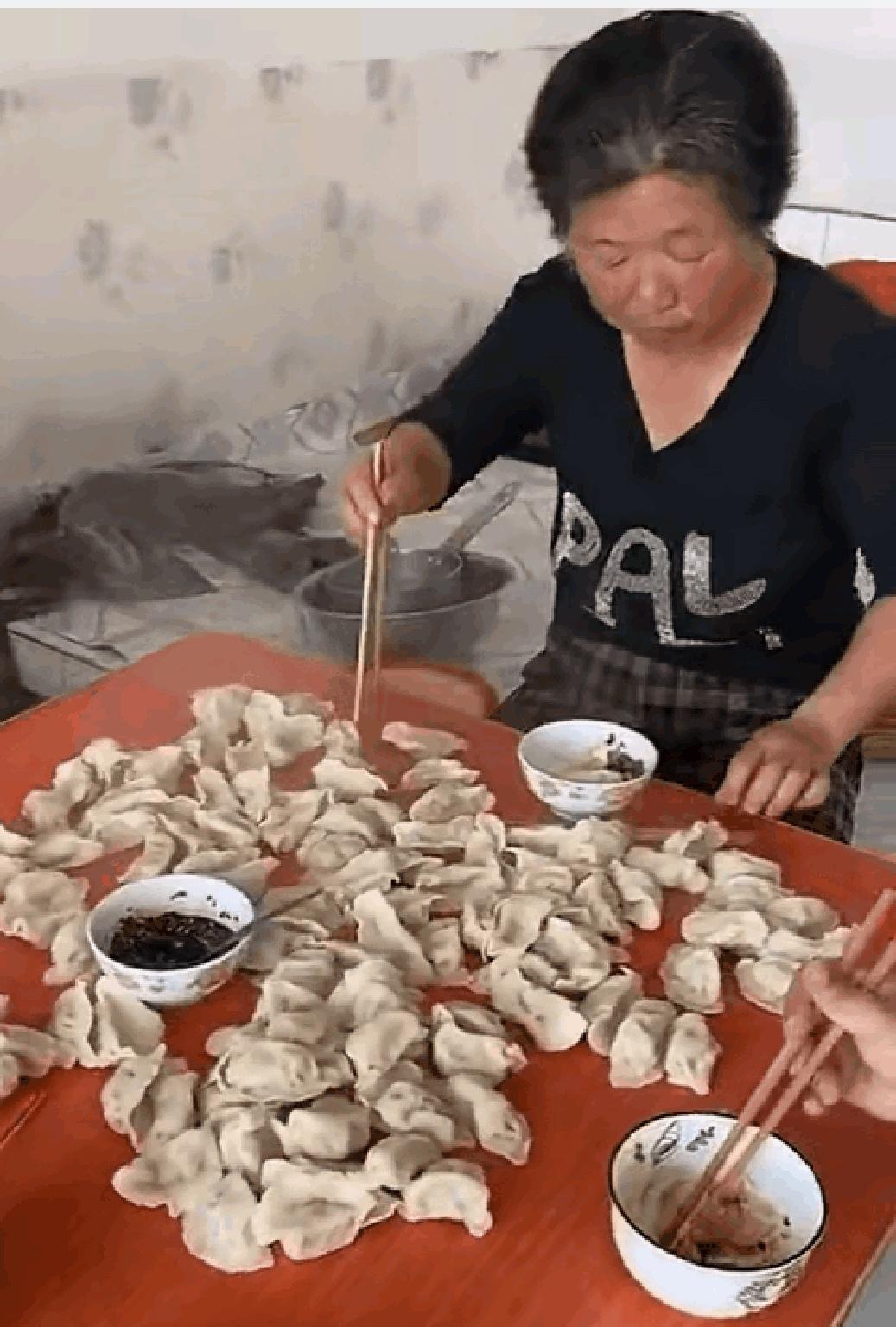 饺子不能用盘子盛吗？直接放桌子上不讲卫生，那桌子即使干净不是纯木质的也有有害物质