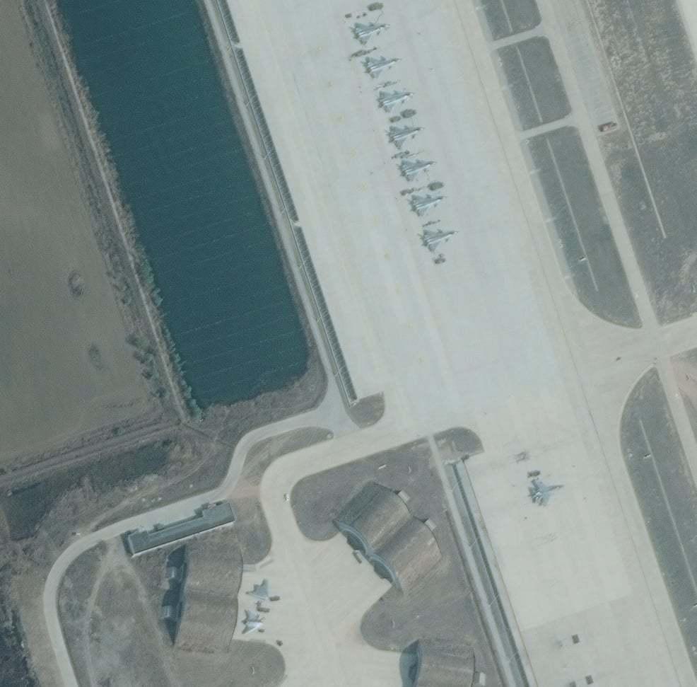 GJ-11无人机和J-20战斗机出现在同一机场，这是要加大合练的强度。双座版的J