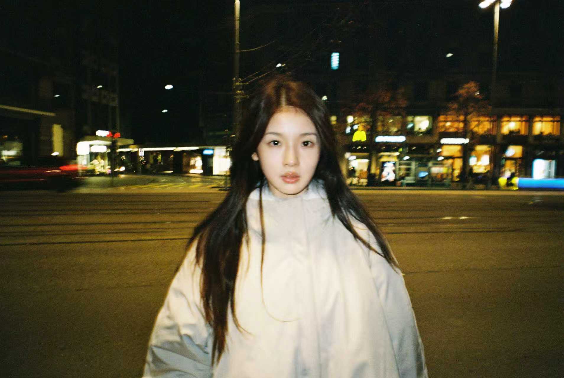 张淼怡街头夜景随拍 张淼怡街头夜景随拍来啦，是氛围感满分的三水呀 