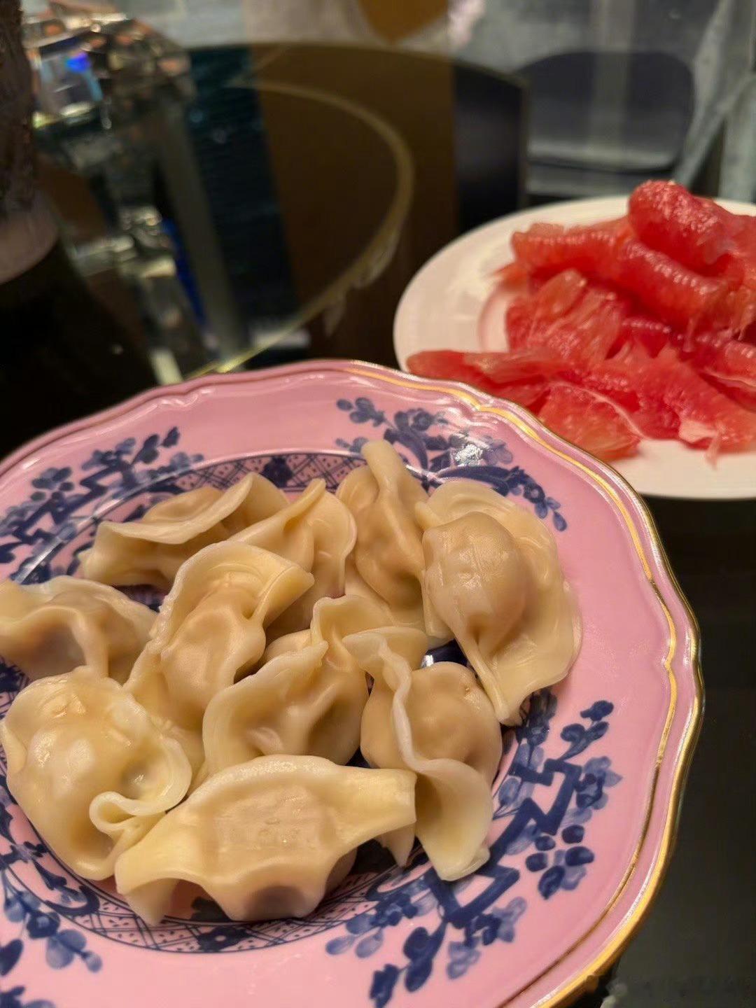 Angelababy晒饺子柚子冰水 冬至限定美貌已查收！baby的对镜自拍状态绝