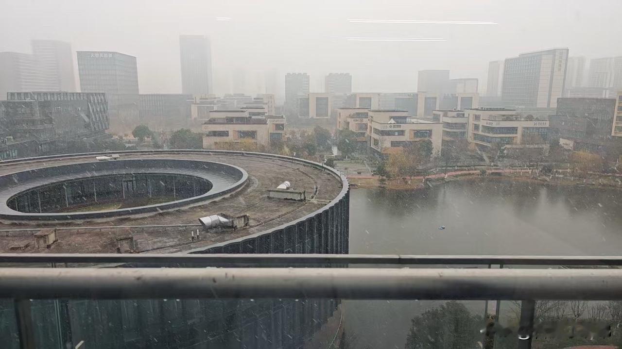 小寒至，瑞雪临！合肥的街头巷尾裹上了一层银装，氛围感直接拉满～

老话常说瑞雪兆