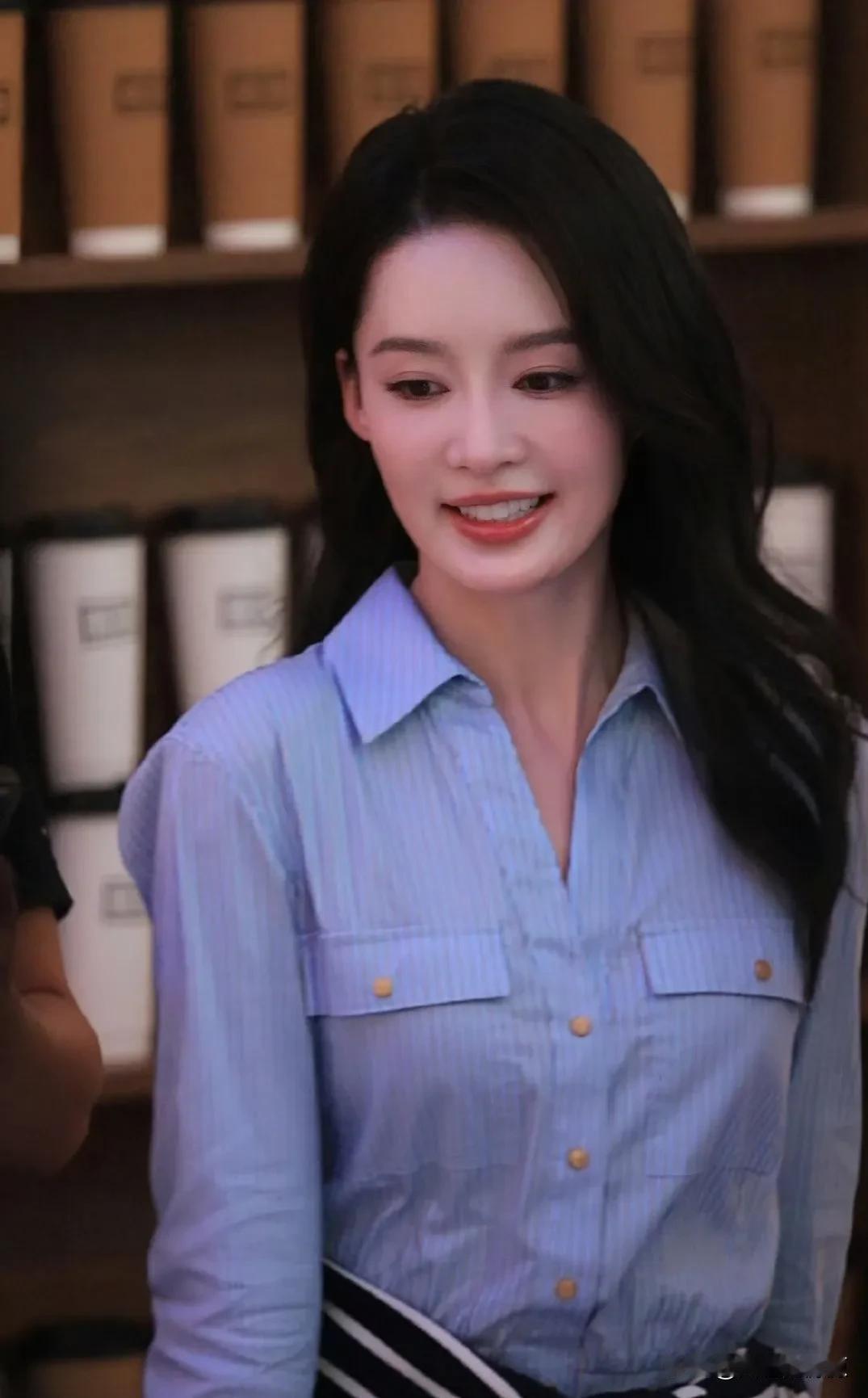 李沁虽然不是娱乐圈数一数二的大美女，但是也很端庄大气的美，让人看着很舒服，一看都