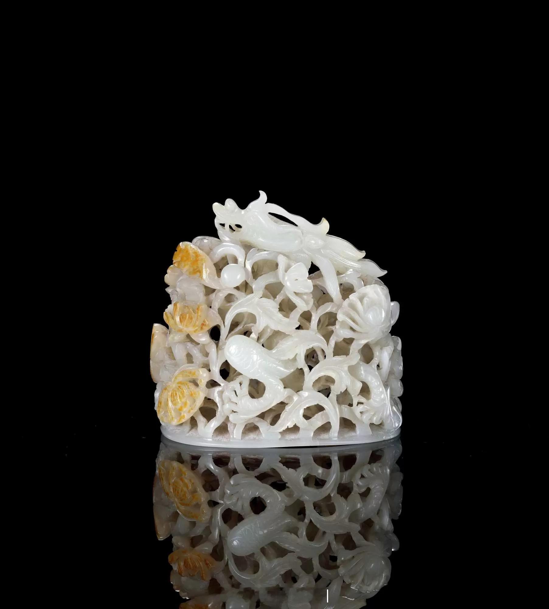 琳琅集 | 元 白玉俏色透雕龙穿花大炉顶明人高濂著《遵生八笺》，在论古玉时已提到