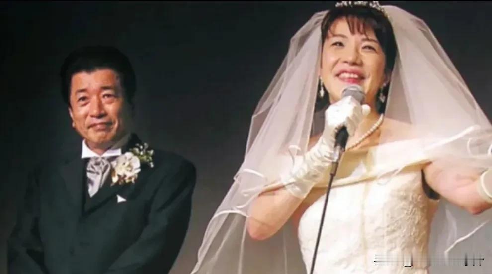 高市早苗头婚是和前自民党议员山本拓结的，两人于2004年9月在大阪和东京举办了两