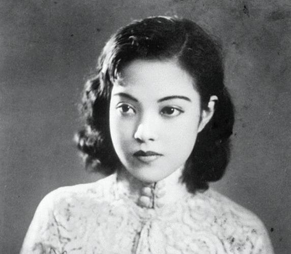 1945年日本投降后，在庭审汉奸的现场，李香兰被判处枪决。看着眼前的宣判书，她突