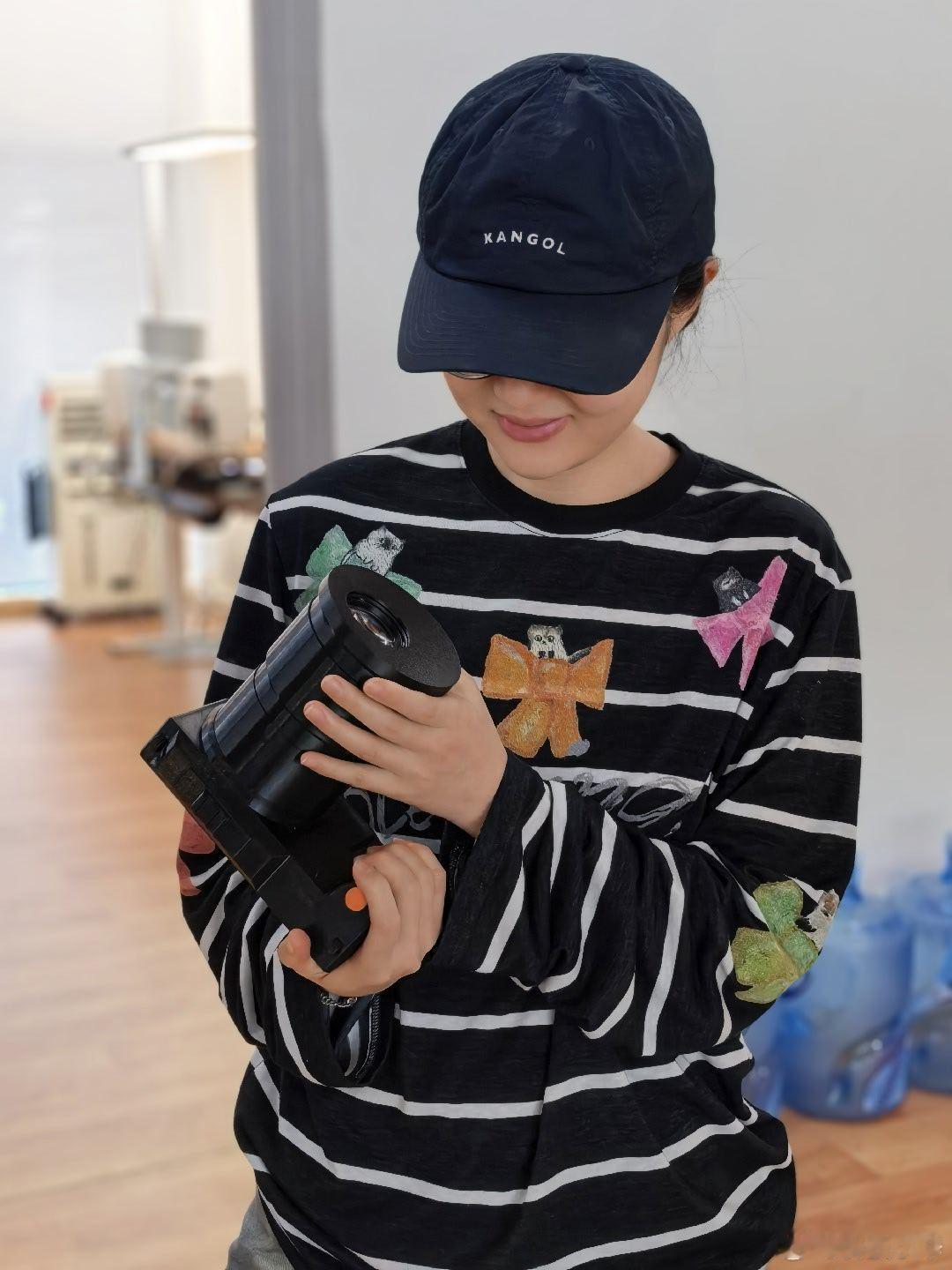 我的 OPPO 版哈苏相机，太好看了。楼斌和武莹看了，爱不释手。说要买一台，你们