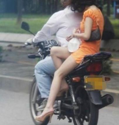 1989年，黑龙江一女子没穿内裤坐摩托车，裙子被吹起来，被同村青年看到后调侃了一