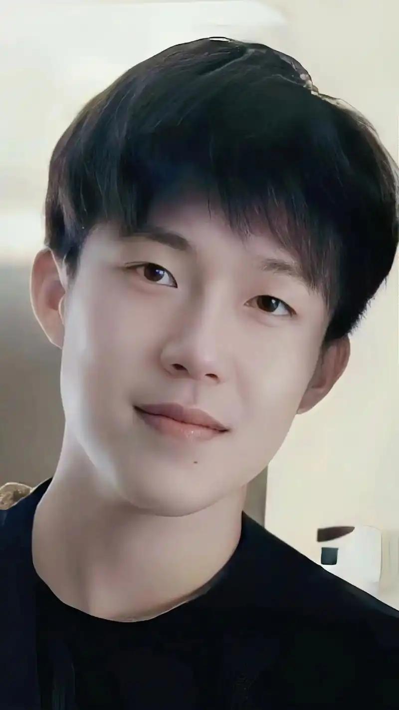 我最看好王楚钦未来在国乒男队的发展。在2025年多哈世乒赛，他勇夺男单冠军，成为