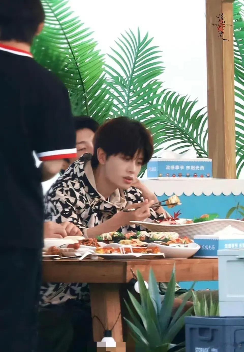 任嘉伦最新路透状态，看着还不错 ​​​