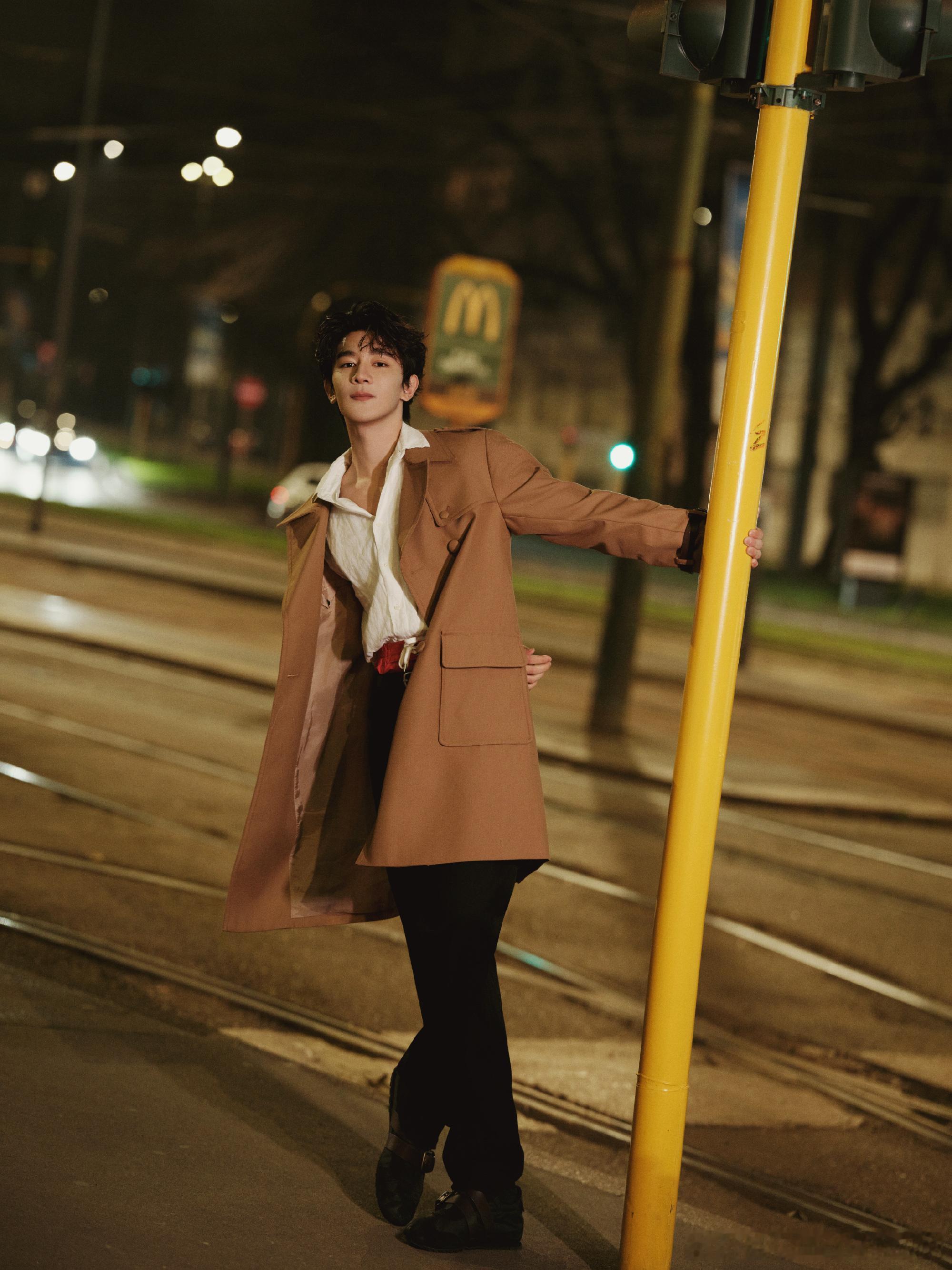 夏之光米兰时装周出发图，感觉把人拍矮了 