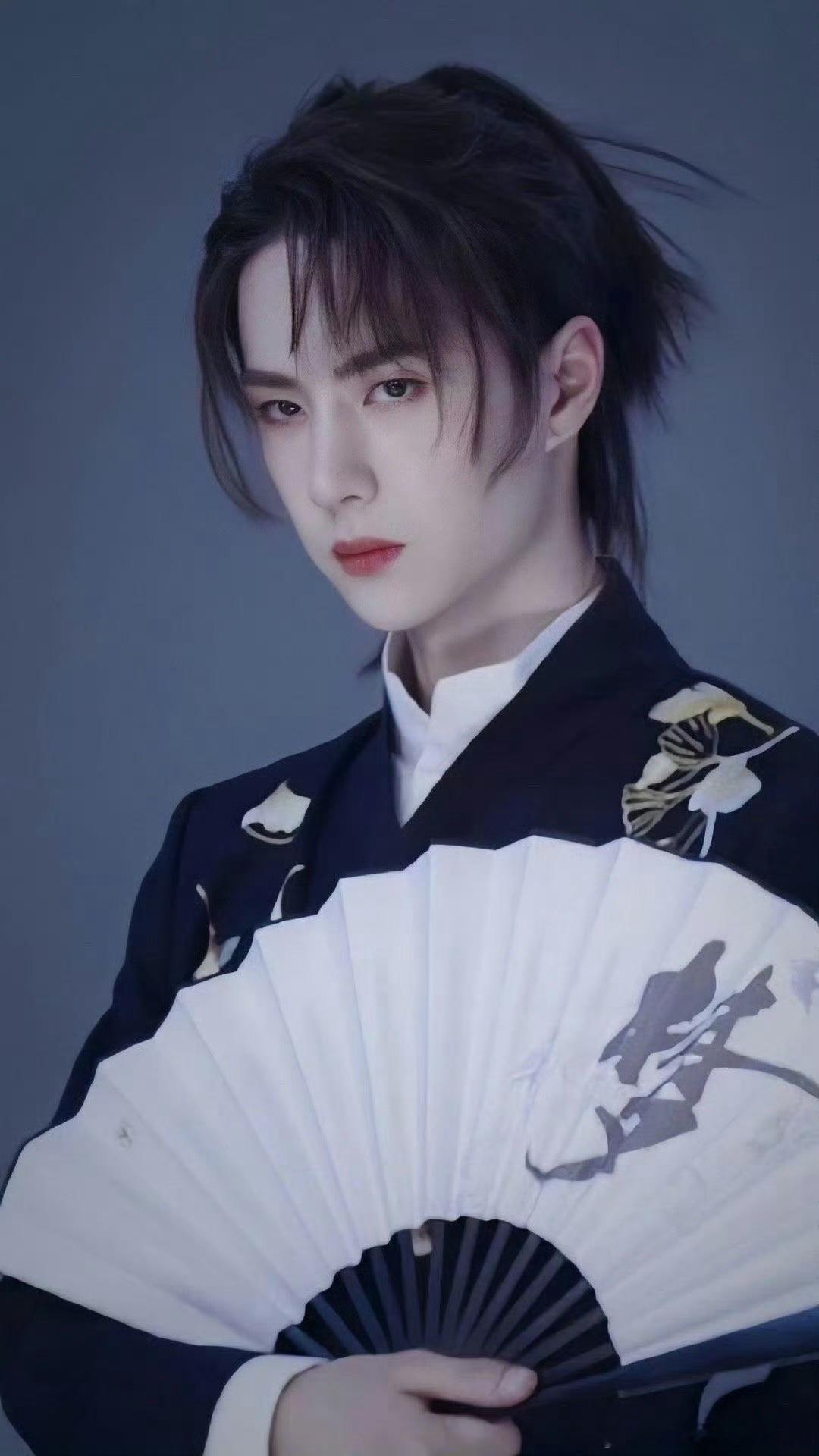 这是什么绝世神颜！😭 高马尾+黑衣+折扇，每一帧都精准踩在我的审美点上。 眼神