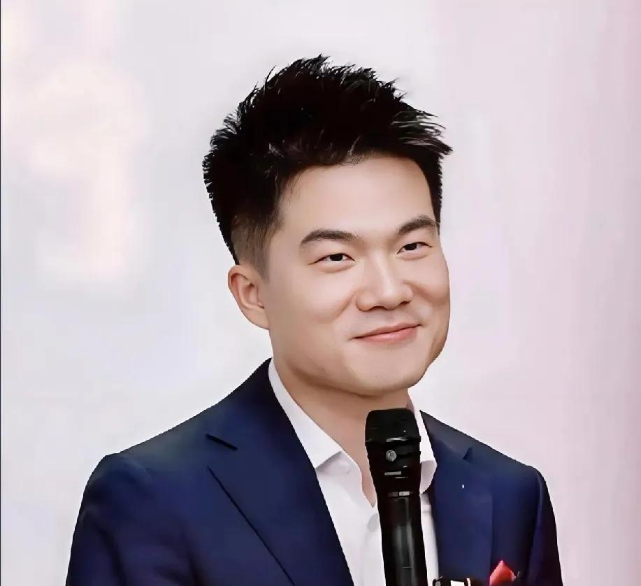 董宇辉说：“我虽然是陕西人，但我得诚实说，我们陕西人的服务意识是不好的，出去吃个