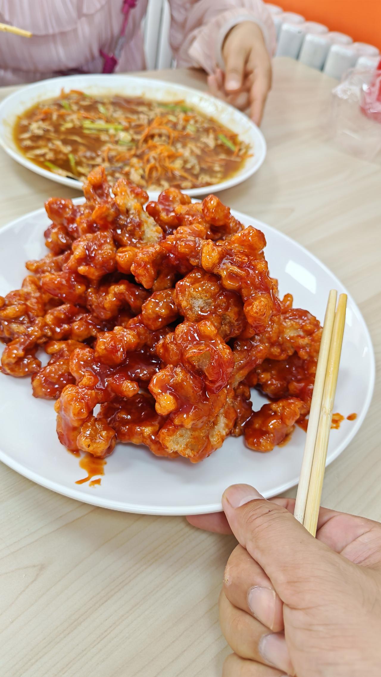 我之前去东北旅游，随手拍的照片里全是东北那让人惊掉下巴的大菜量。有次去饭馆吃饭，
