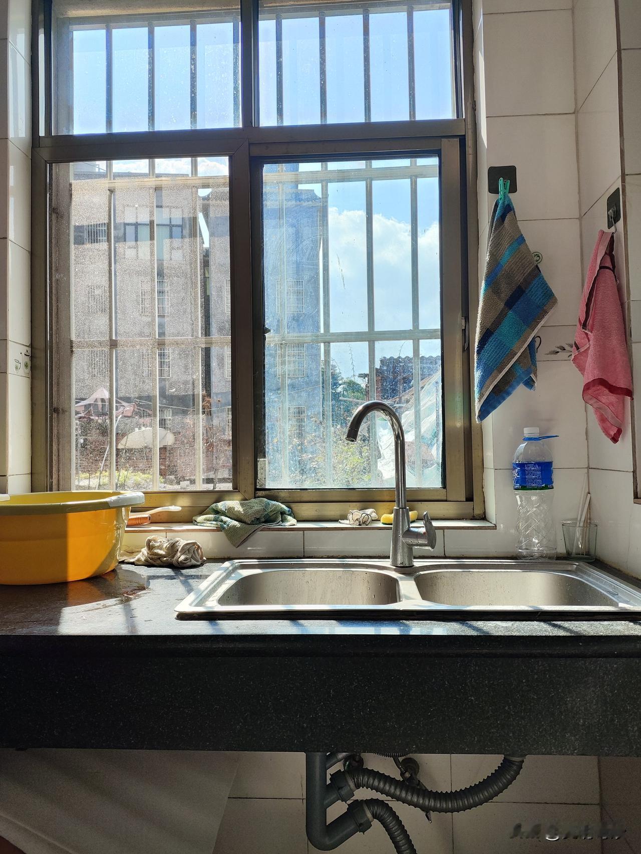 11月15日，弥勒旅居生活冬日志。

早上还是阴云密布，到中午时分，太阳出来，阳