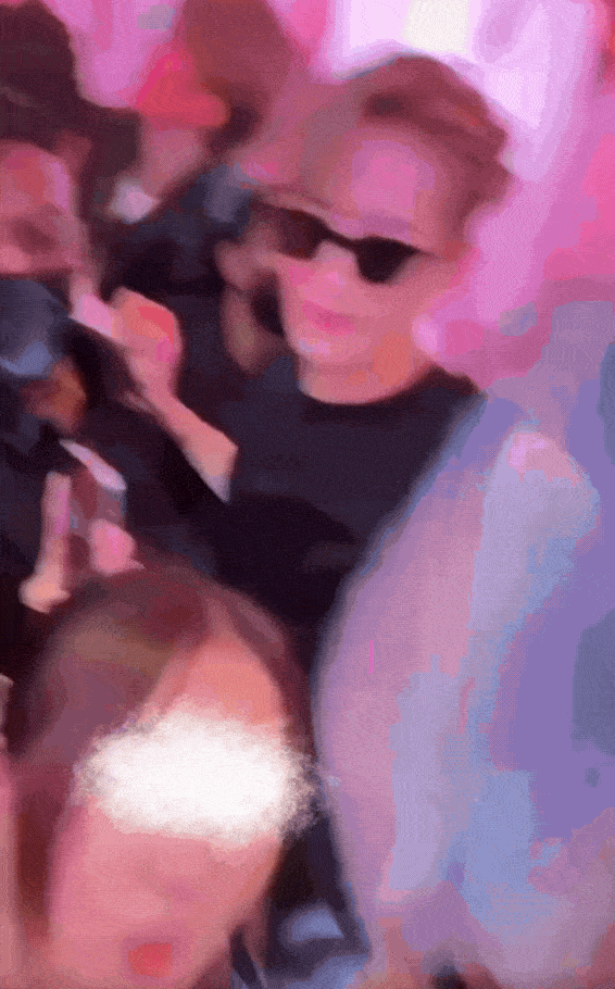 他是一直这样 还是？他没有女友粉吗？ ​​​