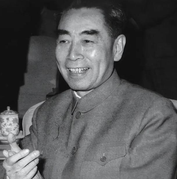 1953年，北京庆功宴上乔冠华几杯酒下肚，竟当众把顶头上司骂作“老头子”，周总理