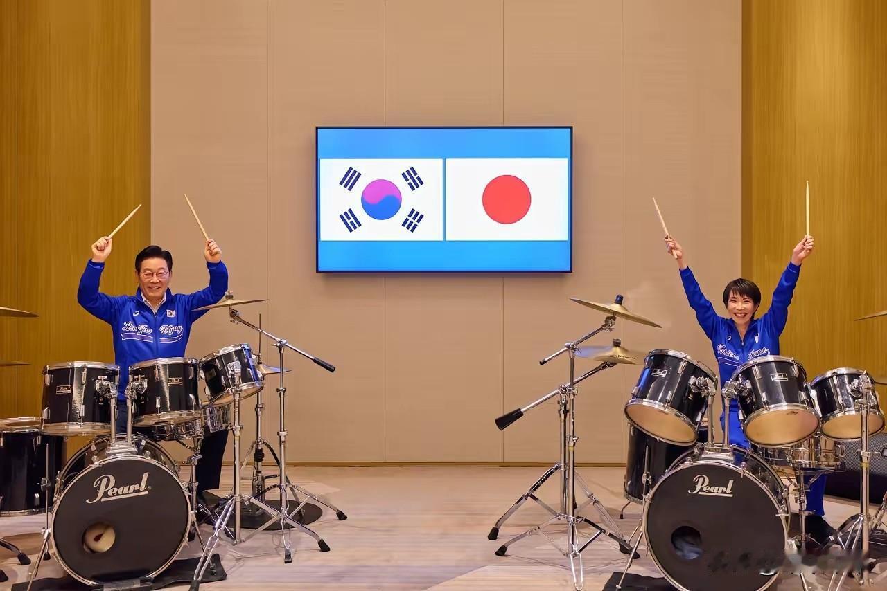 此举不言而喻，同穿一样的休闲装及做同一个动作，双方皆有意将两国关系提升到新高度。