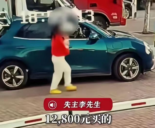 “必须严惩！”河北秦皇岛，一红衣女子在路边买了300元海鲜后佯装扫码付款，却趁摊