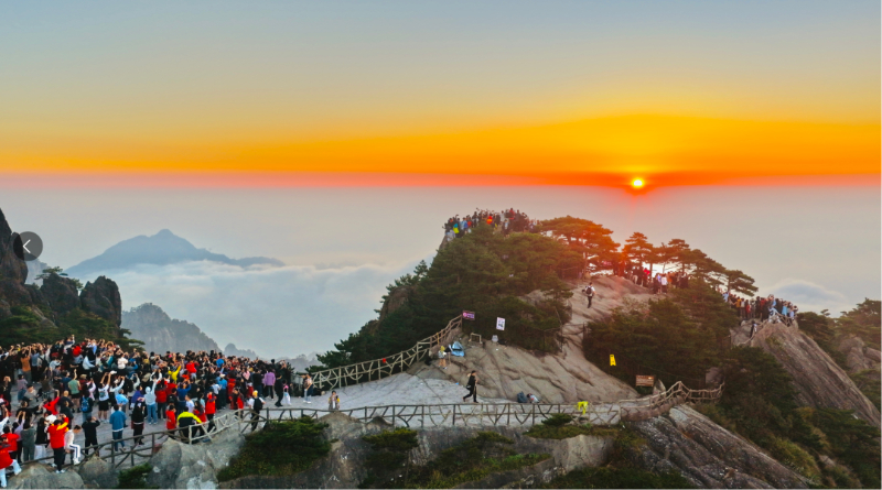 【#国庆中秋假期23万名游客登黄山#】今天#国庆中秋假期最后一天#。据了解，今年