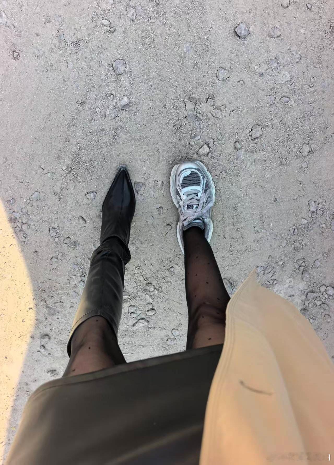 开车要换平底鞋。但是感觉搭配平底鞋好奇怪。 ​​​