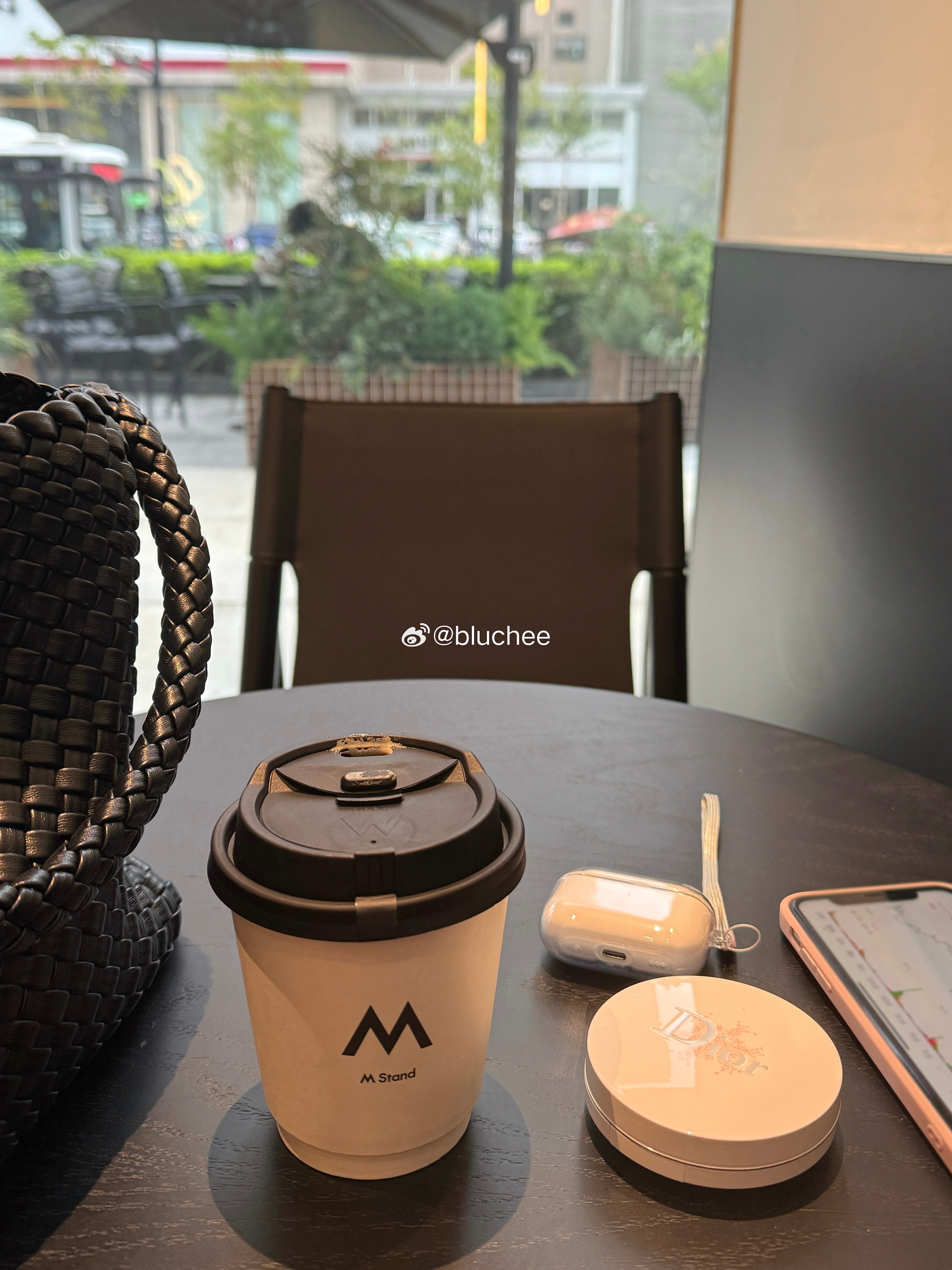 喜欢在咖啡店坐一下午 感觉很安静很治愈  ​​​