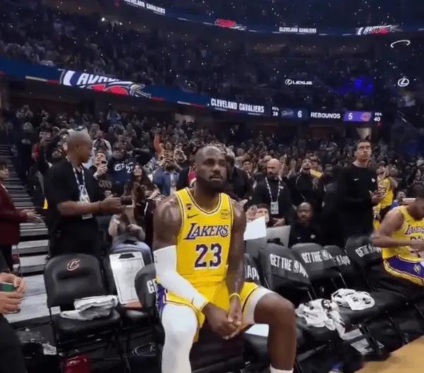 老詹今天回到克利夫兰输了30分，哭了。上场27分钟拿到11分6失误，换我我也哭。