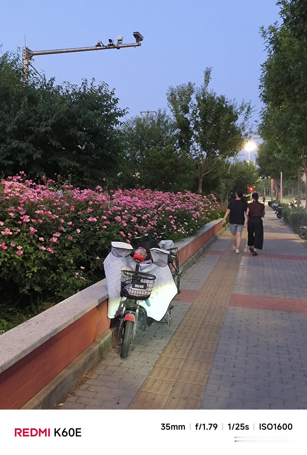 我想到一个上联，请网友对下联

       我这上联是: 天天有快递。

  
