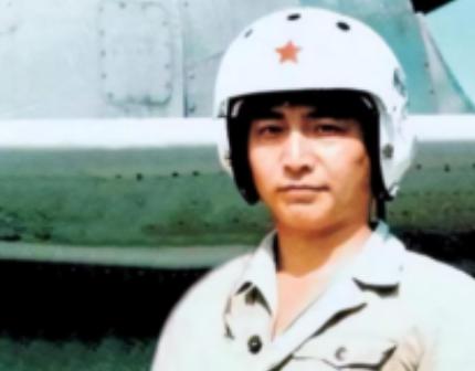 南海撞机王伟成功跳伞，为啥10万人都找不到他？直到20多年后才懂。
 
2001