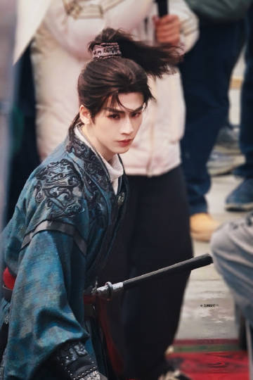 张凌赫《归鸾》萧厉高马尾造型路透，好帅啊这套！少年感十足