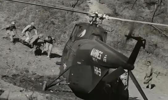 1951年战场上，两个背饭桶的志愿军伙夫，突然看到一架美军直升机降落眼前，他们会