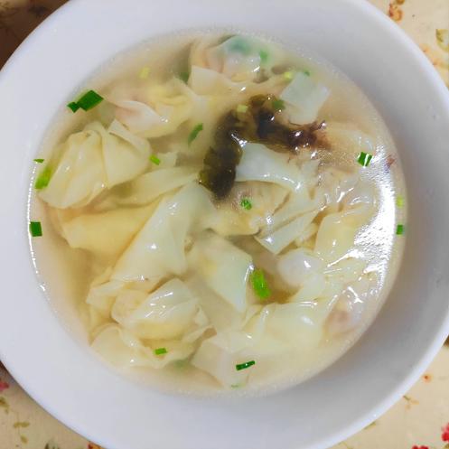 让人会心一笑！夫妻俩在家包馄饨，原本只是逗一岁半宝宝尝试动手。没想到宝宝放皮、填