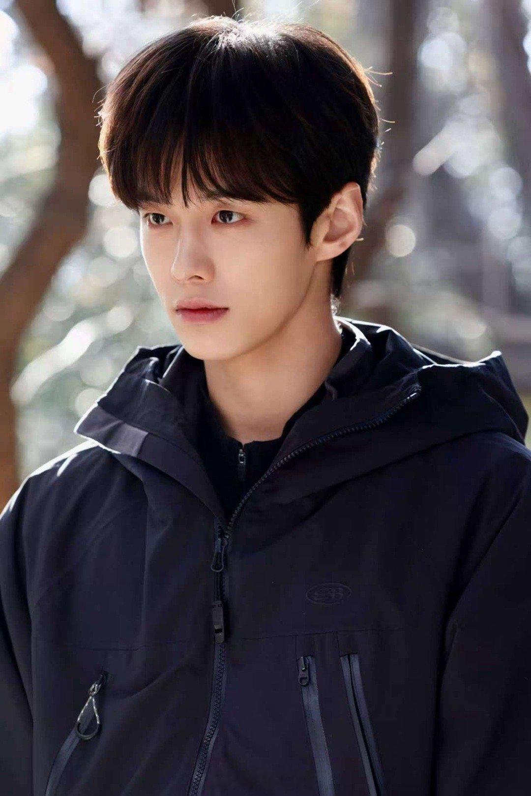 何与 单眼皮183长大衣韩剧味溢出了 再次被何与的长大衣惊艳到！单眼皮的清冷疏离