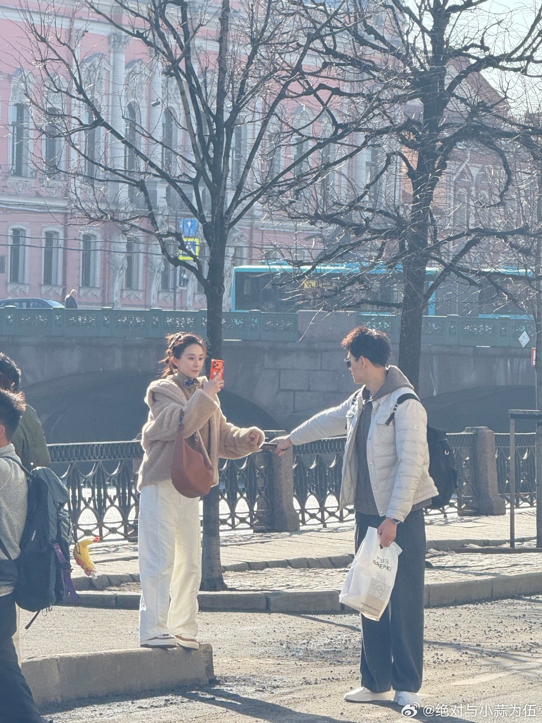 孙杨张豆豆俄罗斯街头牵手举高高 不愧是运动员夫妇！孙杨张豆豆俄罗斯街头甜蜜互动，