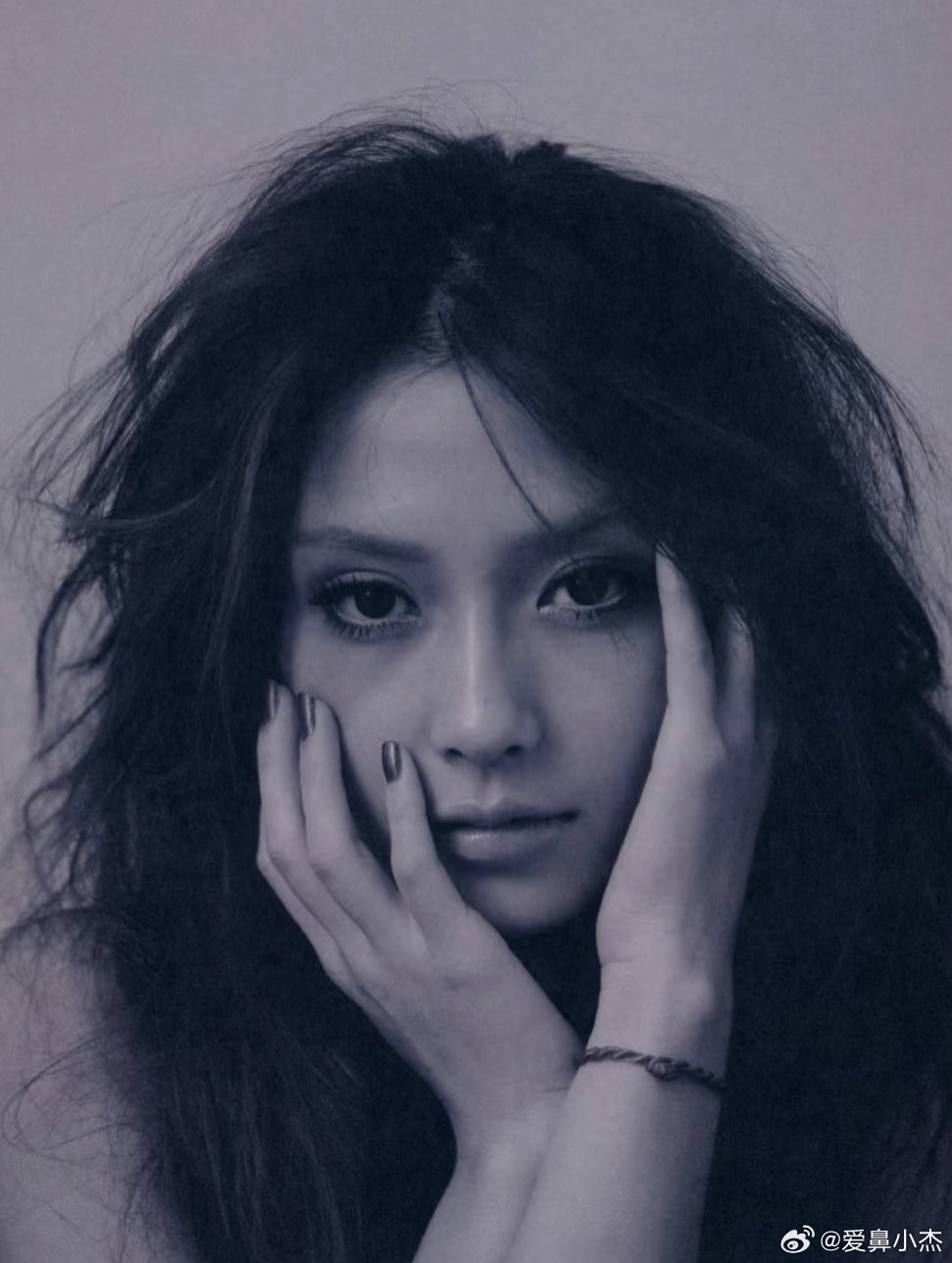 angelababy ｜杨颖 Angelababy怼脸四宫格黑白更加衬出骨相 ​