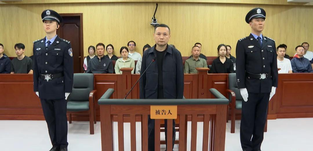国家反腐之风刮到了北大
北大原副校长任羽中一审宣判，名校高管靠校吃校终受严惩
 