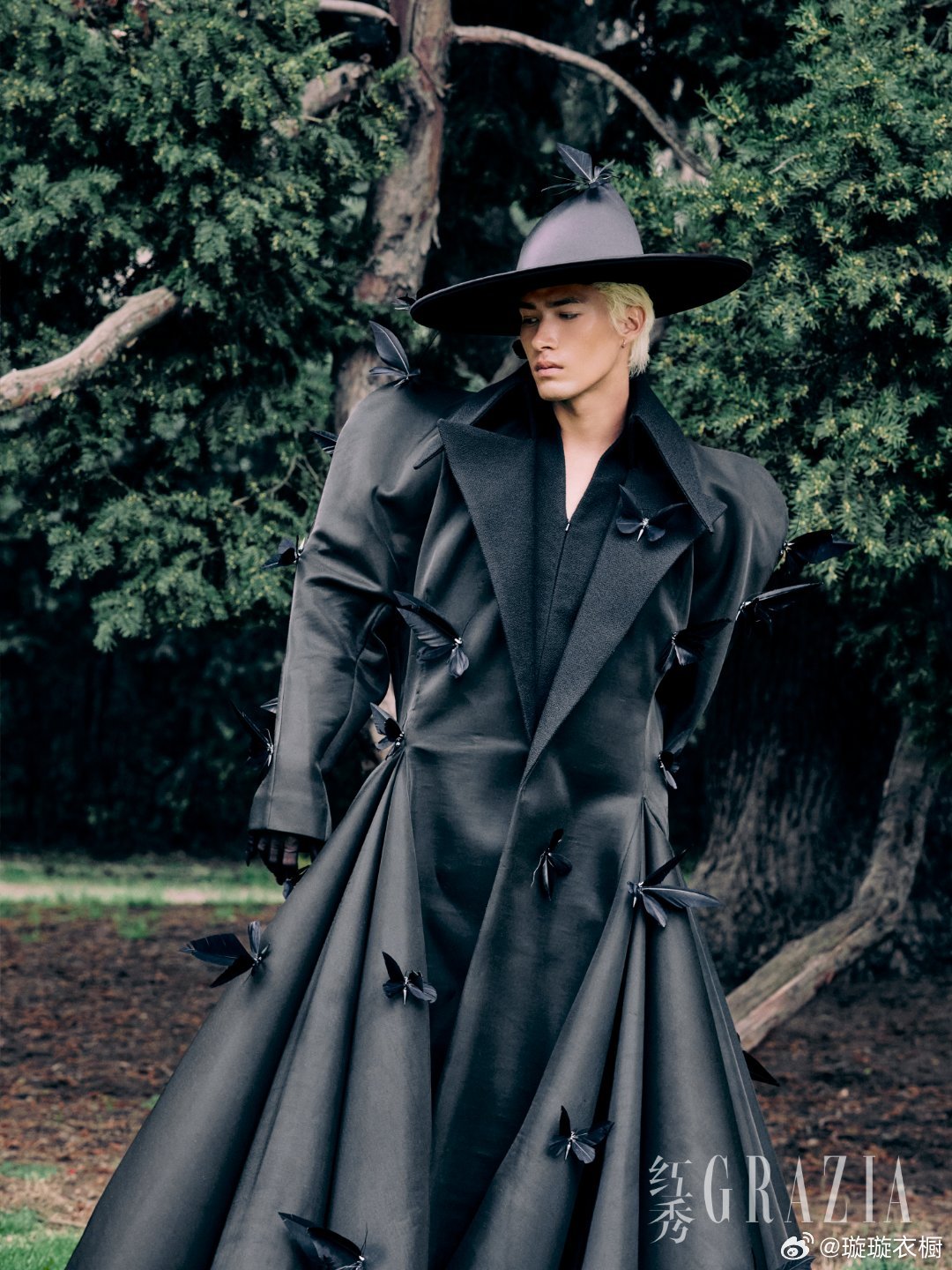 米卡黑羽大衣在林间裁开墨色，金发白肤撞碎哥特诗篇️。面具半遮的眼，藏着荆棘与玫瑰