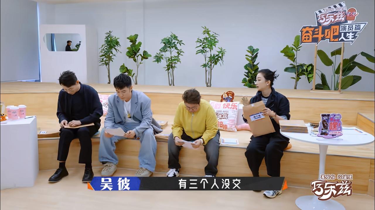 陈赫听着韩红训话估计后背出汗了。
他与韩红一起参加一档综艺—-《奋斗吧人生·演员