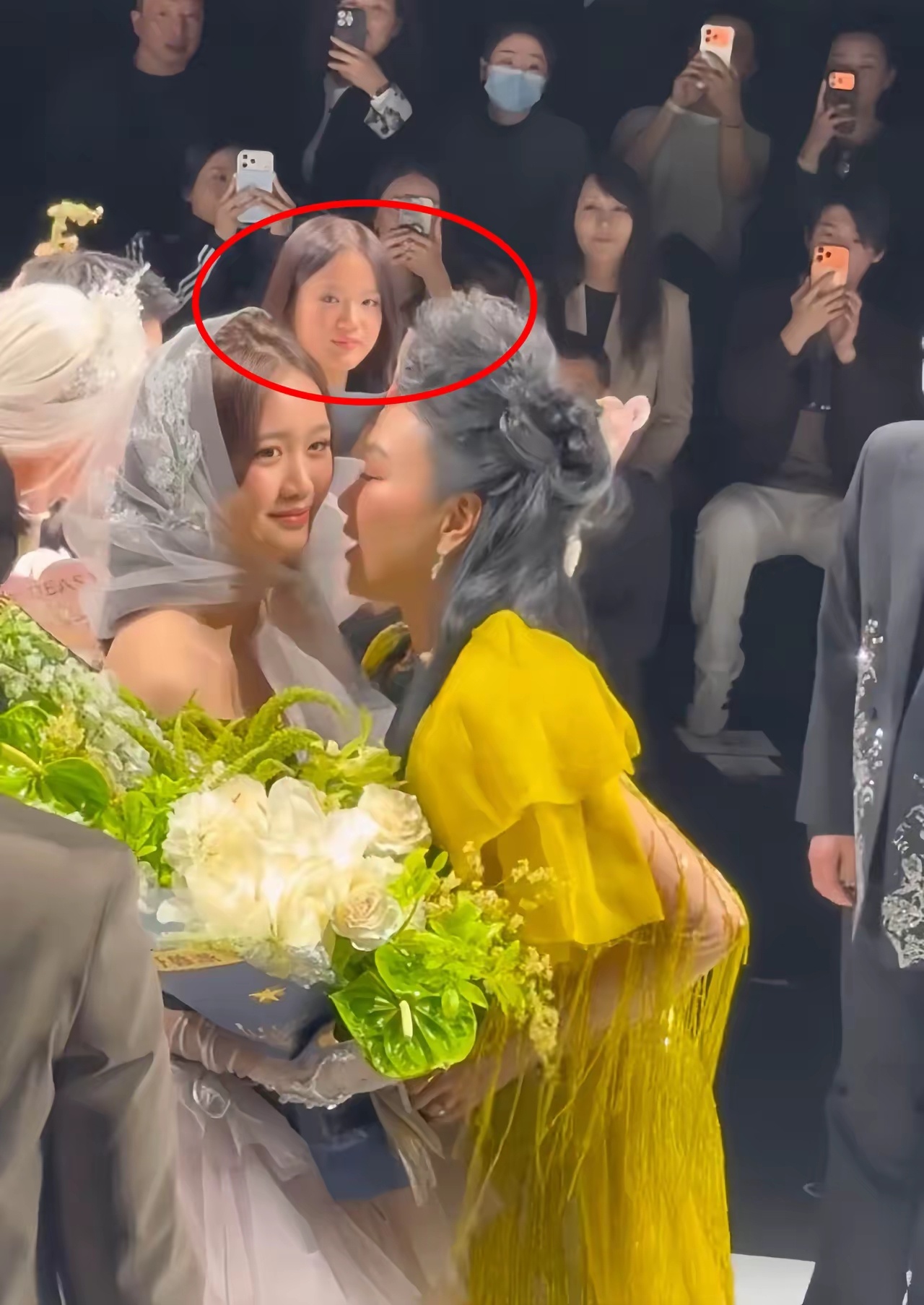 看到张思捷那个眼神，代入一下，真的狠狠心碎了，我就纳了闷了，同样都是自己的女儿，