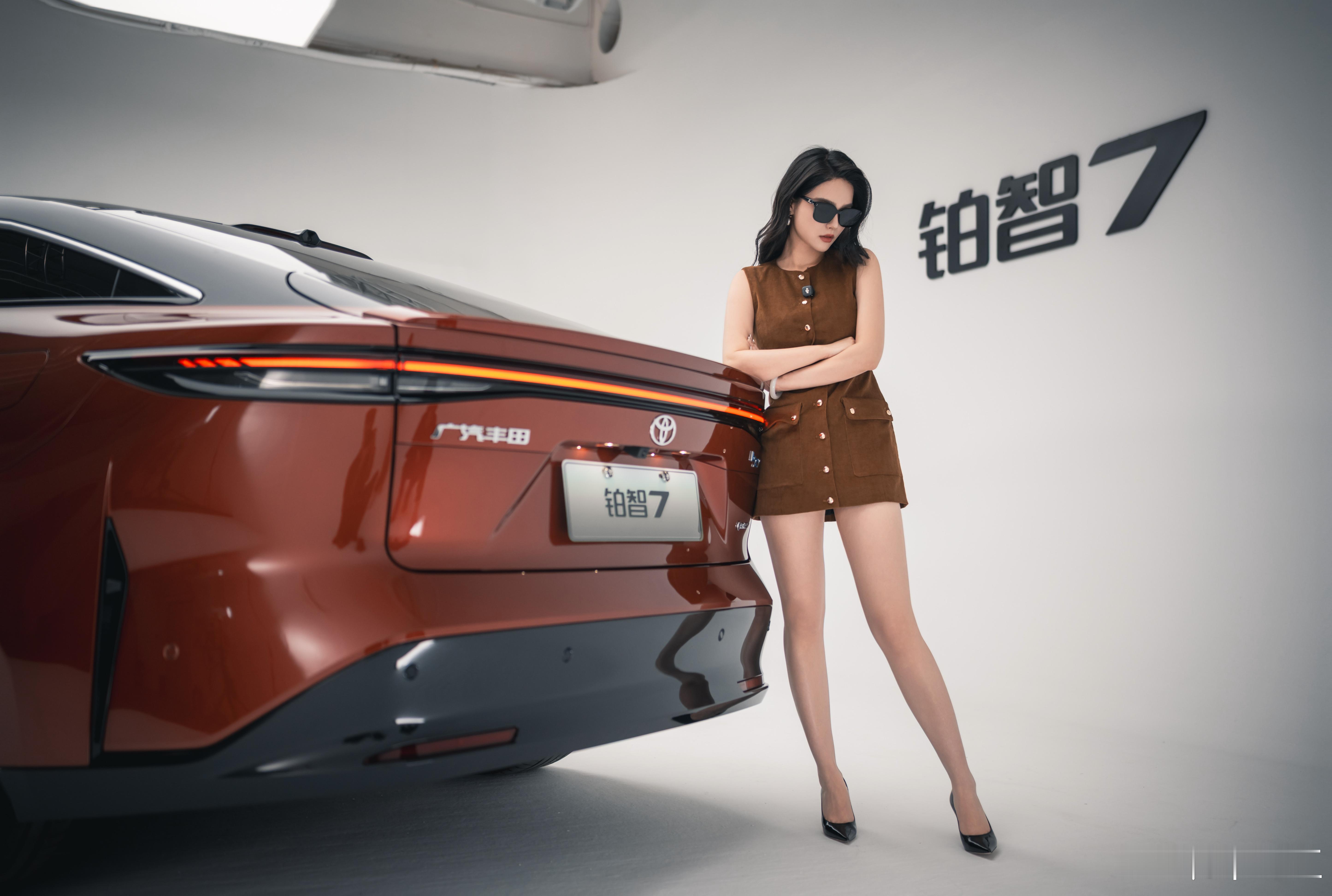 这个👇丹霞红好看吗？我说的是车谢谢公关团队拍的图，我的粉丝先看！！！ 