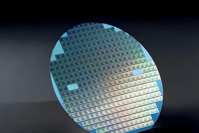 有网友说：打垮西方前先打垮荷兰，打垮荷兰前，先打垮荷兰阿斯麦光刻机制造商，只有这