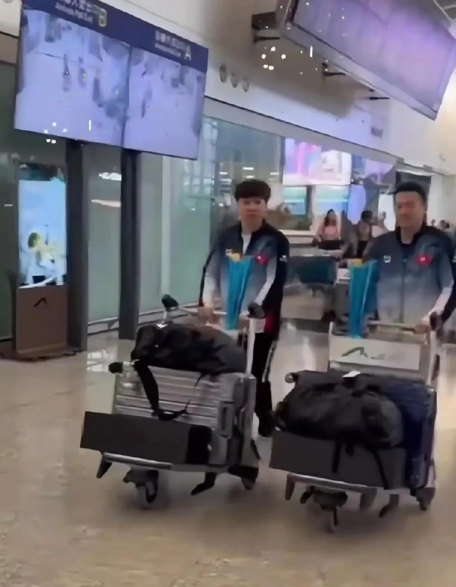 香港乒乓健儿载誉归港，热情迎接尽显风采
 
在瑞典大满贯赛事中，香港队的黄镇廷与