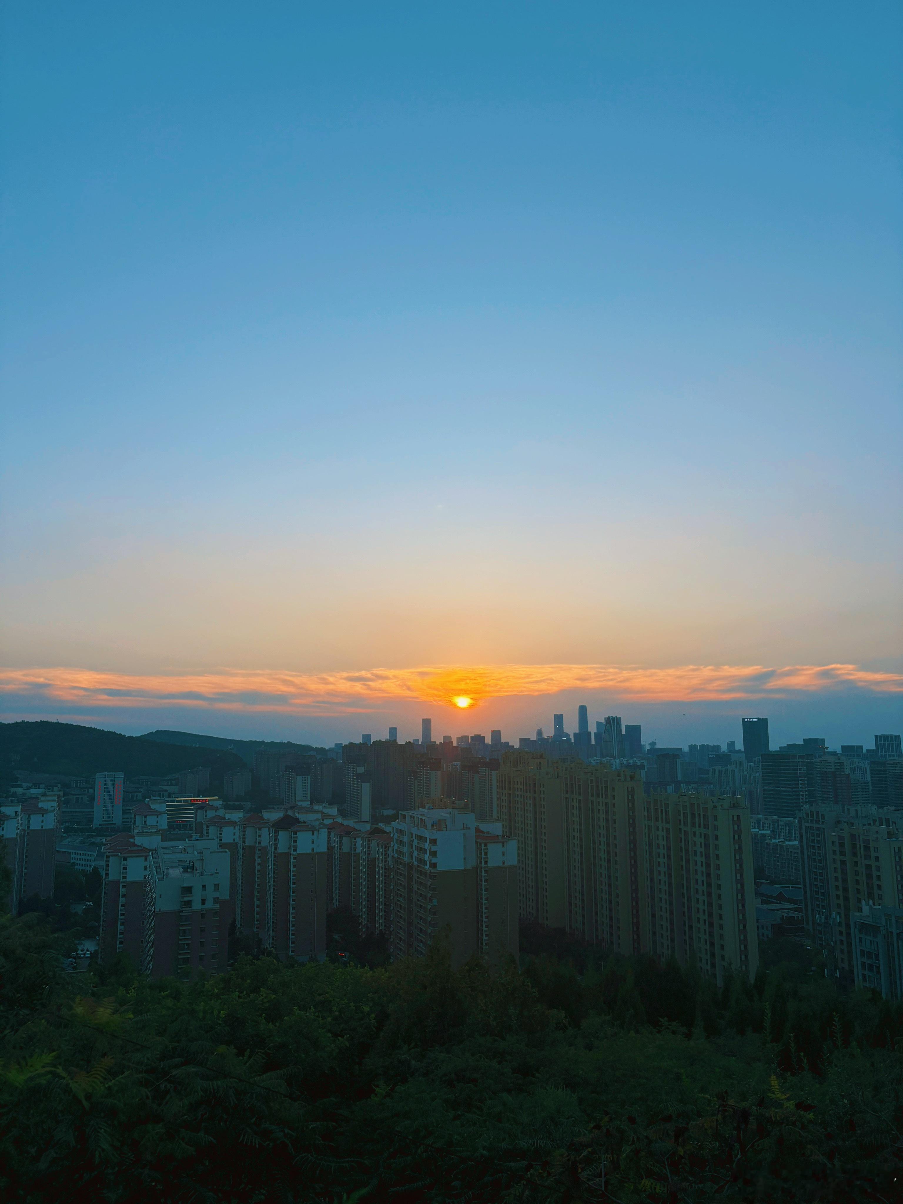 太阳落山出门爬山湿透了 